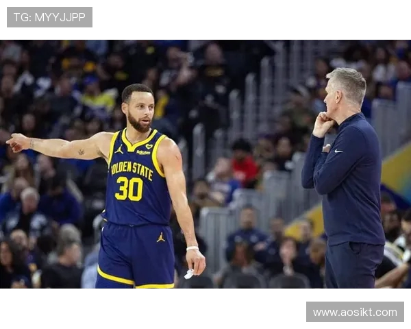 勇士对阵雷霆:焦点之战两队超级球星火力全开,谁能主宰赛场