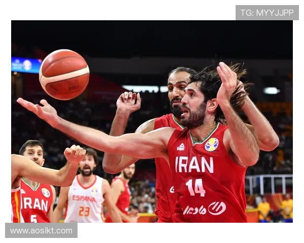 激烈对决：篮球世界杯小组赛精彩瞬间回顾与分析