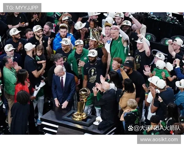 独行侠与凯尔特人激战正酣 双方球员展开激烈对决竞争季后赛席位